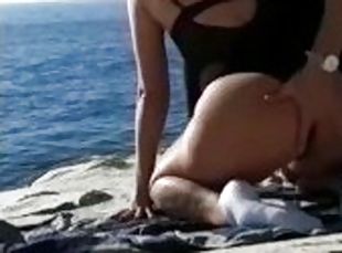 mi fa un pompino sugli scogli, la scopo nel culo e ingoia la mia sborra con vista mare