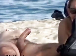Reife Sonnenanbeterin Masturbiert Und Saugt Am Strand.