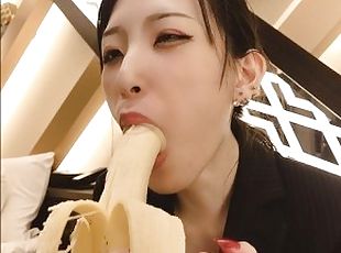 Je mettre ce prservatif sur cette banane avec ma bouche? Fellation (Pipe) et branlette japonaises.