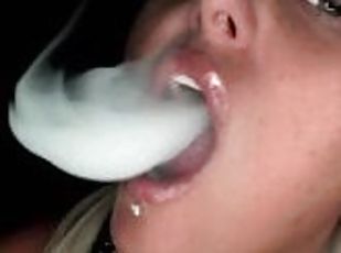Amatir, Wanita gemuk yang cantik, Berambut pirang, Fetish (benda yang dapat meningkatkan gairah sex), Merokok