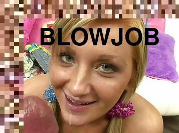 blowjob-seks-dengan-mengisap-penis, remaja, sudut-pandang, berhubungan-dengan-wajah, berambut-pirang, tidak-berdosa, tato, payudara-kecil, pengisapan