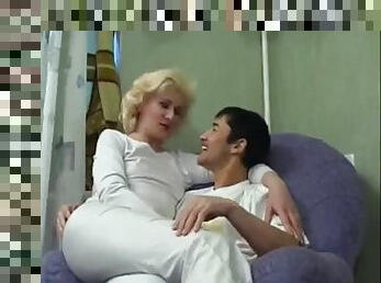 anne-ve-çocuk, yaşlı, rus, olgun, orta-yaşlı-seksi-kadın, anneciğim, genç-18, daha-yaşlı, yaşlı-ve-genç