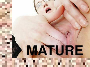 masturbation, infirmière, mature, jouet, belle-femme-ronde, bas, horny, solo, brunette, examen-gyno