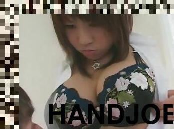 handjob-seks-dengan-tangan-wanita-pada-penis-laki-laki