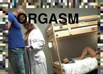 orgasmi, fichette, ragazze-giovani, fuori-di-testa, trio, baci, scopate, gnocche, bisex, bagnate