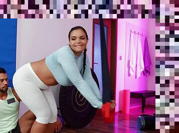 Big-assed bombshell Sofia Lee burning calories at the gym