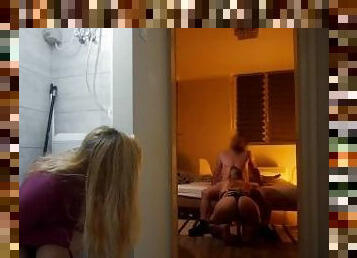 masturbarsi, urina, amatoriali, pompini, videocamera, voyeur, ragazza-fidanzata, bionde, toilette, sorelle