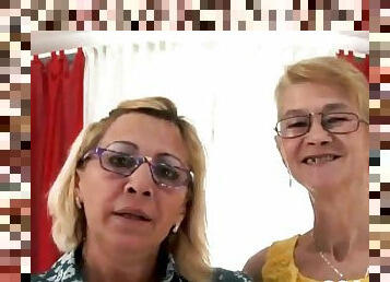 Det gamle Lezboz - old mature lesbians sharing sex toy