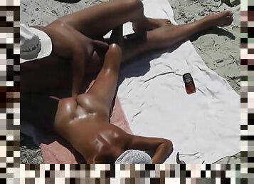 Fingering a girls pussy on the beach