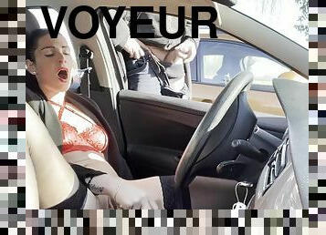 je me fais jouir dans ma voiture devant un voyeur