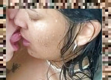 mi boca y mis dedos en su coño bajo la ducha luego de un inocente masaje con aceite