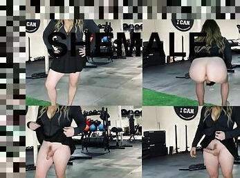 Shemale in miniskirt flashes in the gym