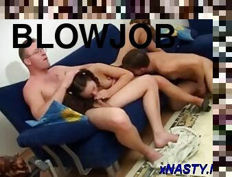 blowjob-seks-dengan-mengisap-penis, remaja, gambarvideo-porno-secara-eksplisit-dan-intens, bertiga, ejakulasi-beberapa-pria-pada-wanita, menunggangi, oral-melalui-mulut