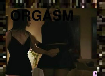 Bella helps Dianas pussy reach orgasm