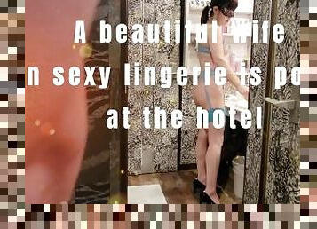 A beautiful wife in sexy lingerie is poked at the hotel/????/???/??????/???/??????