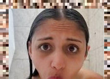 Joven Morocha en la ducha con Ganas de Chupar una Verga
