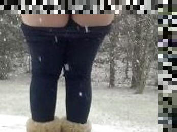 Ass jiggle in the snow