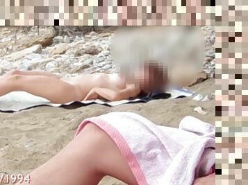 HANDJOB BY REAL TEEN STRANGER ON THE BEACH AFTER DICK FLASHING! Towel drops, shows big cock! Cumshot
