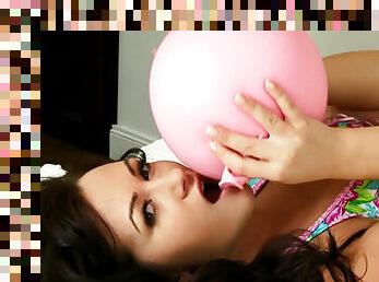 Babe blows up a balloon on camera