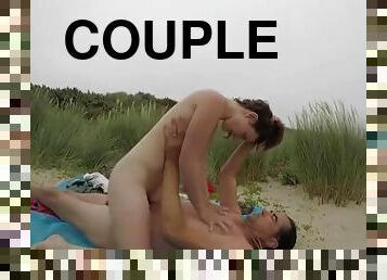 Couple Baise Dans Les Dunes