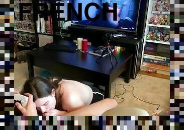 Gameur se fait sucer pendant qu'il joue à la PS5, baise bien chaude ensuite !