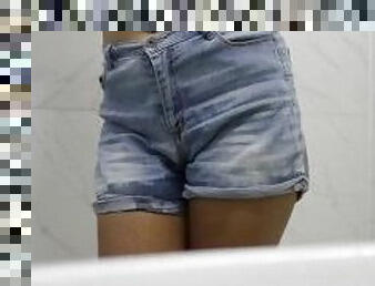 Im so horny that I pee on my jeans. ???????? peeing in jeans.