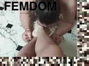 Mi esclavo adora mis pies y camino sobre el antes de recibir una paliza en sus bolas-cbt-ballbusting