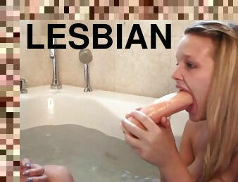 Lil Kelly Lesbian Bathtub rubs with Dildo