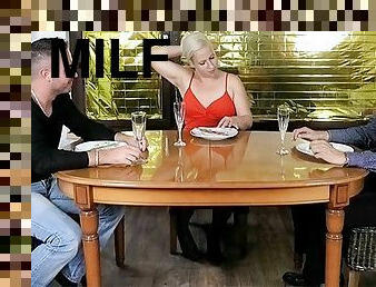 Deutsche Milf EVA-ENGEL wird auf dem Esstisch gefickt und besamt