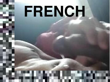 Un français se fait gicler en gémissant comme un chien pendant qu'il jutte.