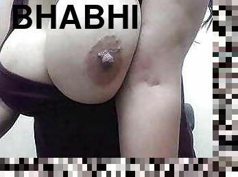 Anu bhabhi ke bade bade doodh se bhare chuche