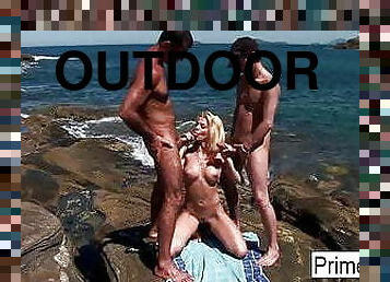 Blonde hottie Chloe has an outdoor threeway