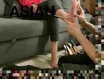 Foot Slave Asian Domination 2 / Dominatrice Asiatique Et Esclave De Pieds 2