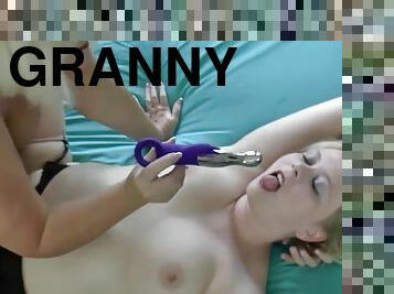 Granny loves to fuck a pussy with dildo