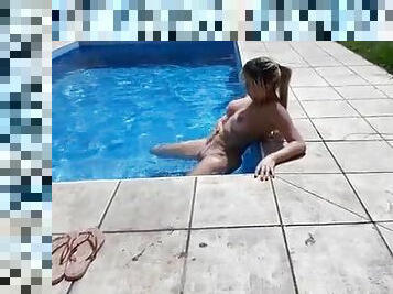 Mirella Mansur aprontando na piscina