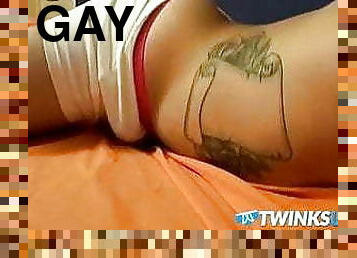 Tattooed jock Kelly Cooper fucks his bed and cums in undies