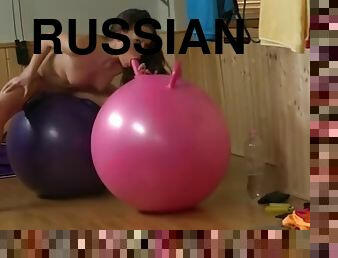 Russian fitness babe fucks herself in the gym