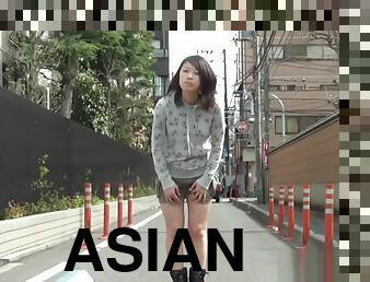 Asian babe pulls up skirt