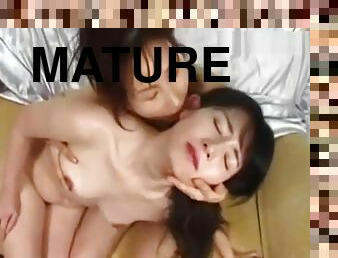 Scne lesbienne entre asiatiques matures