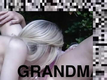 isot-tissit, isoäiti, masturbaatio, ulkotiloissa, kypsä, isoäiti-granny, lesbo-lesbian, milf, lelu, pornotähti