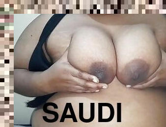 On Valentine's Day, Saudi beauty squeezes stepmom's big Boobs