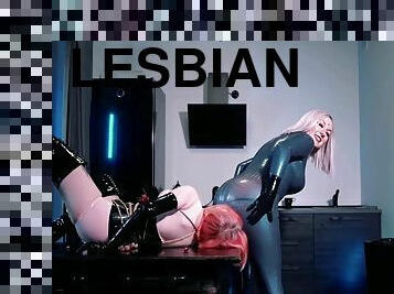 diikatkan-pada-tubuh, lesbian-lesbian, jenis-pornografi-milf, deepthroat-penis-masuk-ke-tenggorokan, bdsm-seks-kasar-dan-agresif, berambut-pirang, latex, bondage-seks-dengan-mengikat-tubuh, penghinaan, erotis