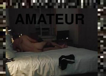 Je rentre dans la chambre d'hotel et ma femme est au lit avec un autre homme