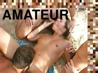 en-plein-air, amateur, milf, fellation-profonde, gangbang, sexe-de-groupe, plage, point-de-vue, blonde, cognage