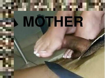 The mother of foot jobs!! HUGE CUMSHOT