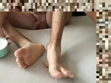 Nackt, Sexy Füße eincremen