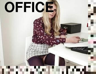 Office COCK Tease Flashes Her Big Pussy LIPS & Encourages You To JERK OFF!