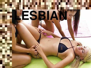 di-tempat-terbuka, lesbian-lesbian, latina, bertiga, berambut-pirang, berambut-cokelat, tato, payudara-kecil, liar