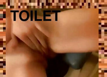 Fingering my pussy on the toilet after peeing
