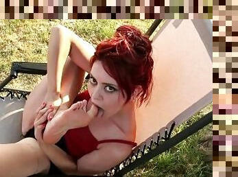 Outdoor Lecca Piedi Alla Modella In Relax Dopo Le Riprese Sensual Femdom